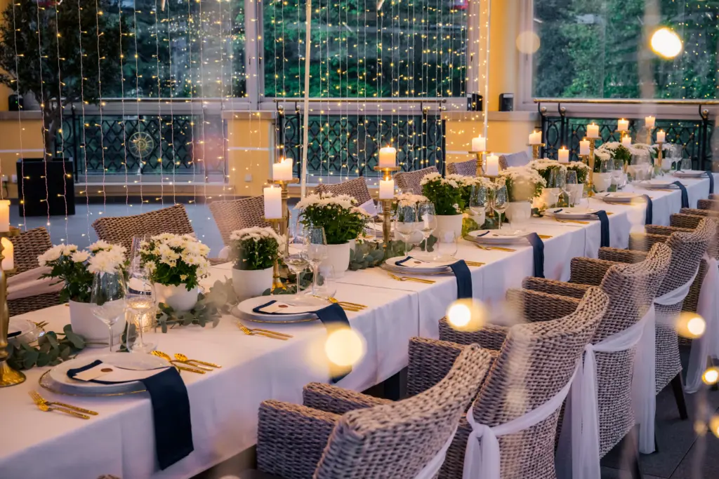 Feierlich gedeckte Tafel für die Hochzeit