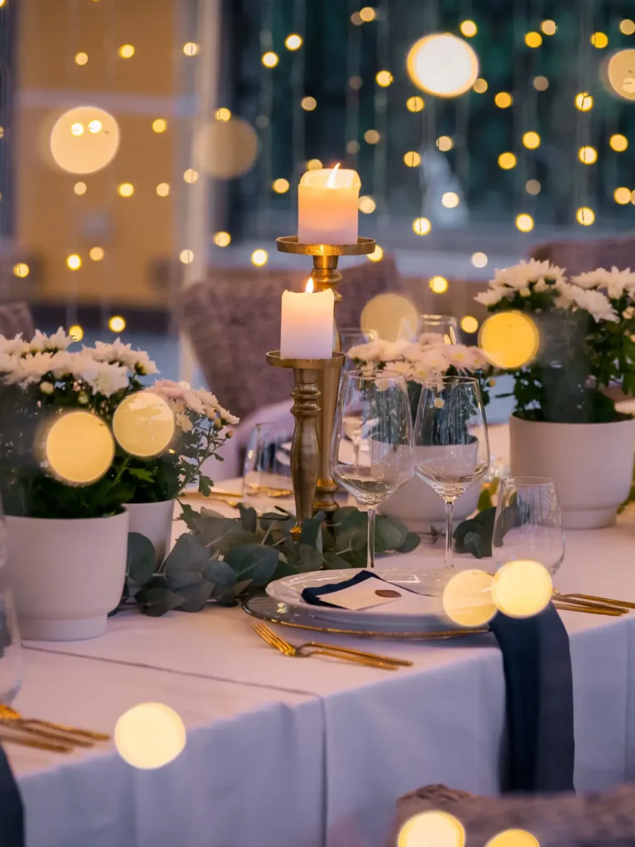 Romantische Hochzeitstafel mit Hochzeitsessen im Allgäu