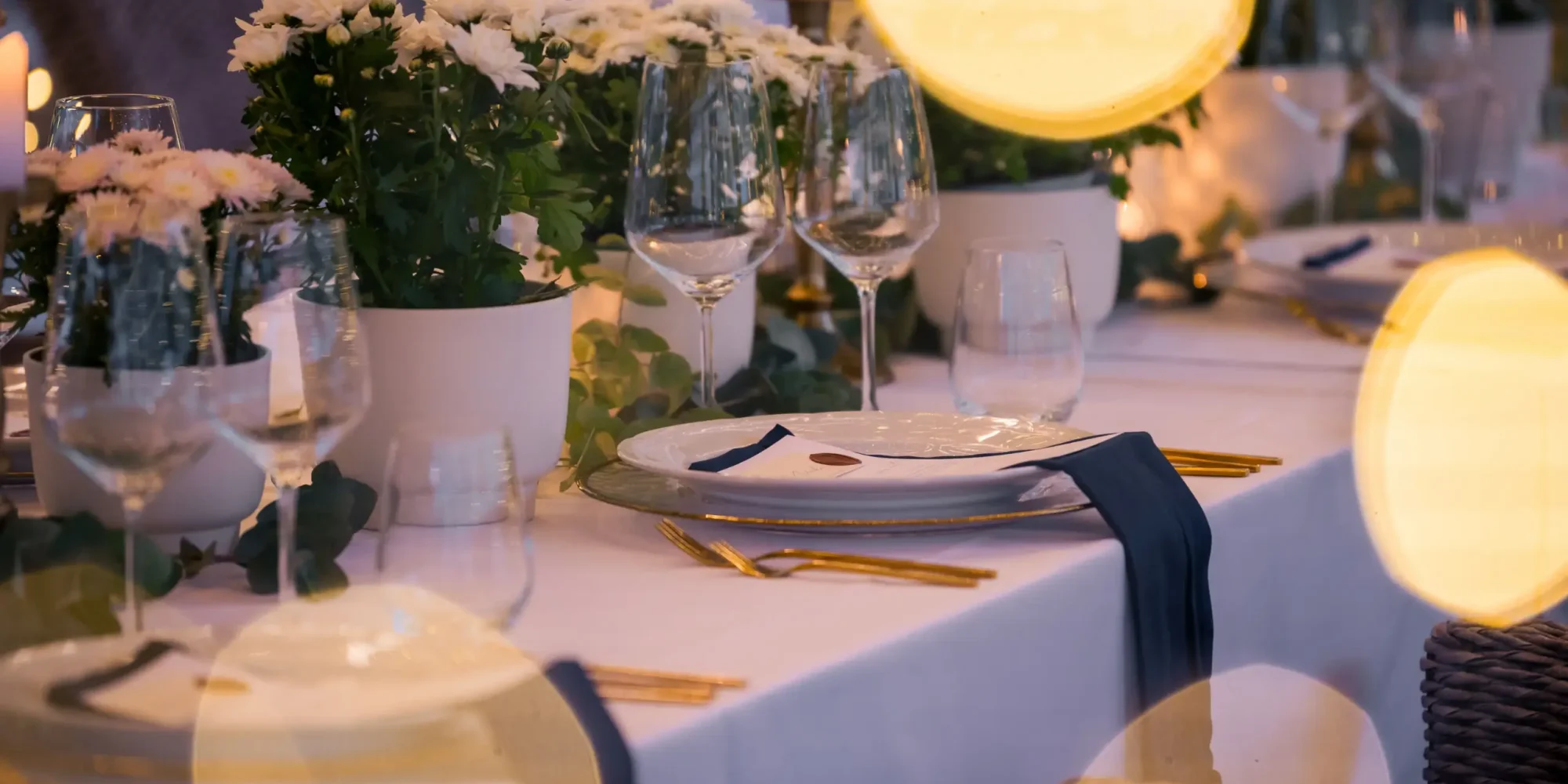 Styled_Shooting_Sonnenhof_Okt_2024_©_Tobias_Hertle-2-18 Gedeckte Hochzeitstafel mit dunklem Licht