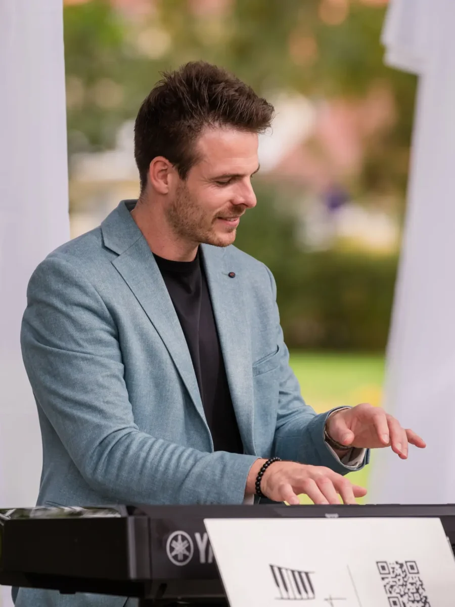 Styled_Shooting_Sonnenhof_Okt_2024_©_Tobias_Hertle-2-4 Livemusik bei der Hochzeit im Allgäu unter freiem Himmel im Park